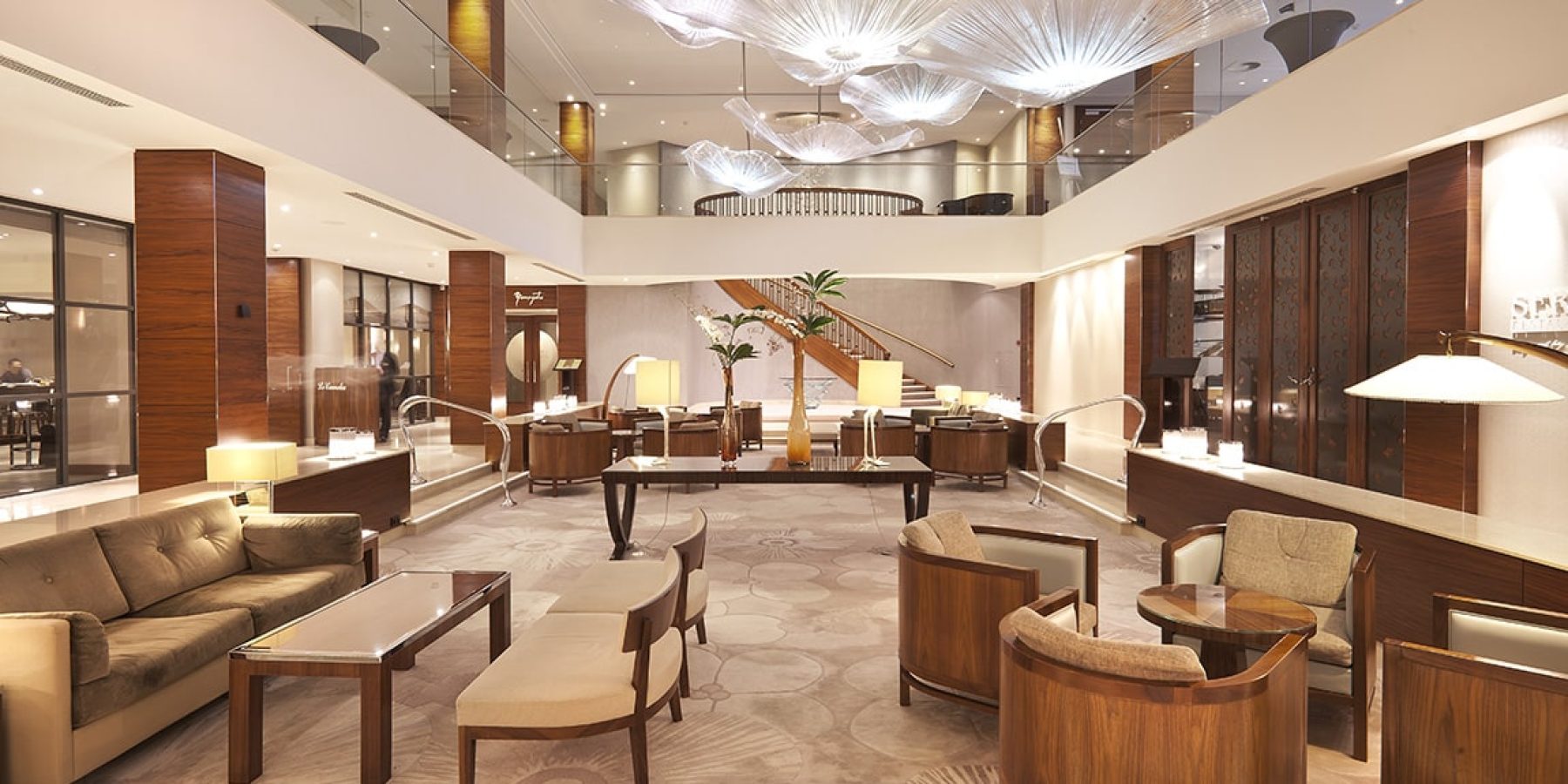 02_At-the-quietly-elegant-lobby-the-Japanese-heritage-is-unmistakable._Hotel-Okura-Amsterdam-